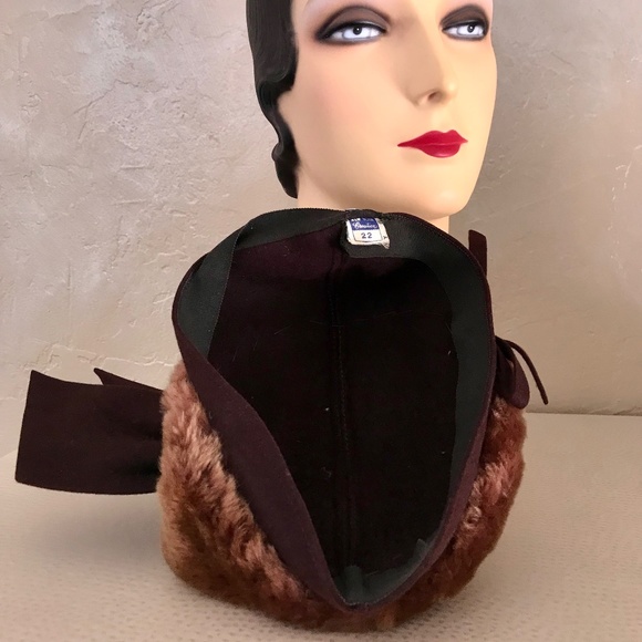 CHIC 1940s\' CHOCOLATE BROWN FELT HAT WITH LAMB FUR TRIM AND FELT BOWS